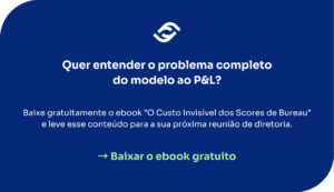 A imagem é um card com fundo em um tom de azul escuro e cantos arredondados, contendo texto centralizado e um convite para baixar um material. Conteúdo Visual: No topo, ao centro, está o logotipo da empresa em branco (dois arcos entrelaçados). O texto principal e a chamada para ação estão organizados verticalmente abaixo do logo. Texto para Leitura: O texto inicia com uma pergunta em destaque, seguida por uma instrução e o link de acesso: Pergunta em destaque (branco): "Quer entender o problema completo do modelo ao P&L?" Texto de apoio (branco): "Baixe gratuitamente o ebook 'O Custo Invisível dos Scores de Bureau' e leve esse conteúdo para a sua próxima reunião de diretoria." Chamada para ação (em verde-limão com uma seta indicativa): "→ Baixar o ebook gratuito"
